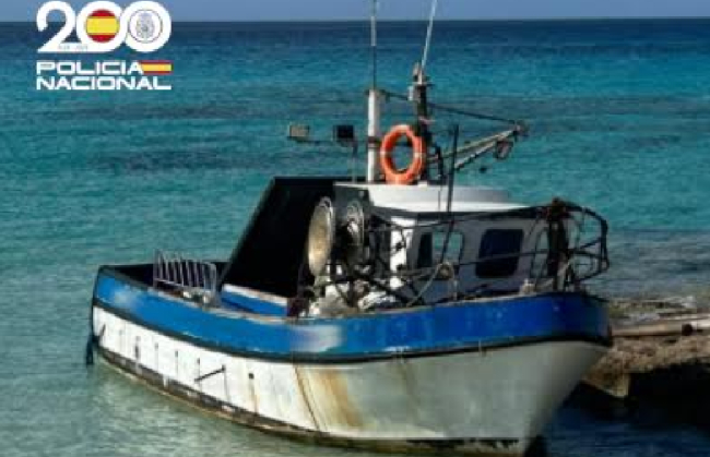 La Policía Nacional detiene a un varón por patronear barco pesquero utilizado para el tráfico ilegal de personas
