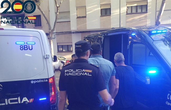 La Policía Nacional detiene a tres hombres por atar, golpear y lanzar de un vehículo en marcha a otro varón