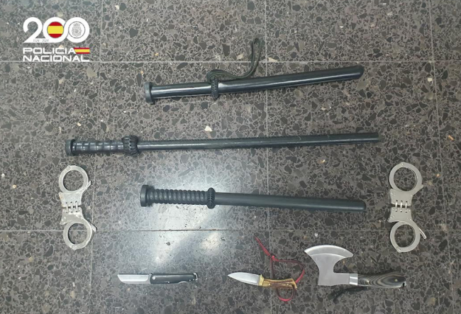 La Policía Nacional detiene a un hombre por amenazar a su mujer con un hacha