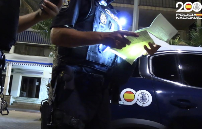 La Policía Nacional sorprende a un hombre con objetos robados y este amenaza con lanzarse desde lo alto de un puente para no ser detenido