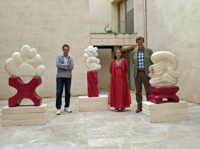 La Dirección General de Cultura llena de arte el patio de Ca n’Oleo con esculturas de la artista Isabela Lleó 