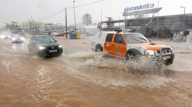 Emergencias mantiene la alerta roja por lluvias y tormentas en Ibiza, Formentera y Mallorca