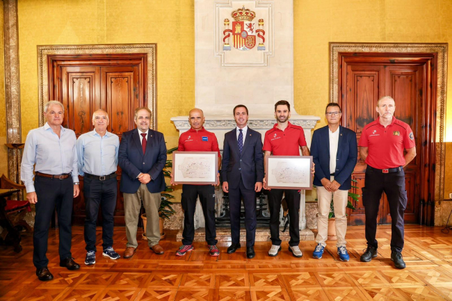 El Consell homenajea a dos bomberos de Mallorca por sus éxitos en el ciclismo