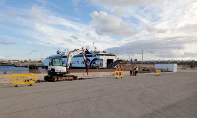 Comienzan las obras del sistema de suministro eléctrico a buques en el puerto exterior de Ciutadella