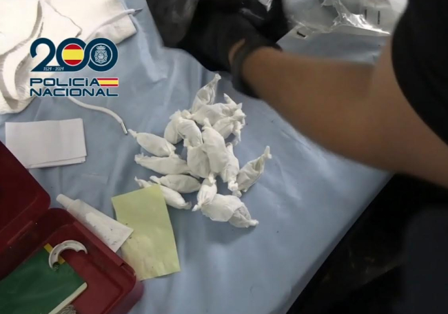 La Policía Nacional detiene a cinco personas por vender marihuana en dos domicilios