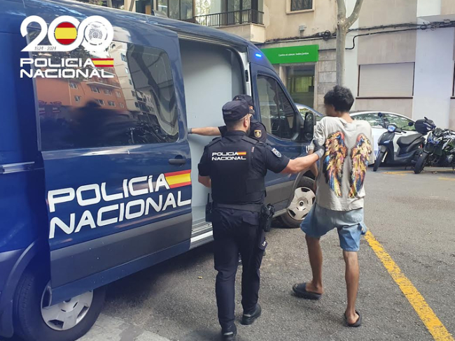 La Policía Nacional detiene a dos hombres y a tres mujeres por diferentes hurtos