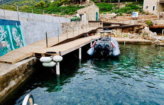 El Govern reanuda las obras de rehabilitación del embarcadero de Cala Lledó, en Sa Dragonera, con el traslado de maquinaria mediante helicóptero