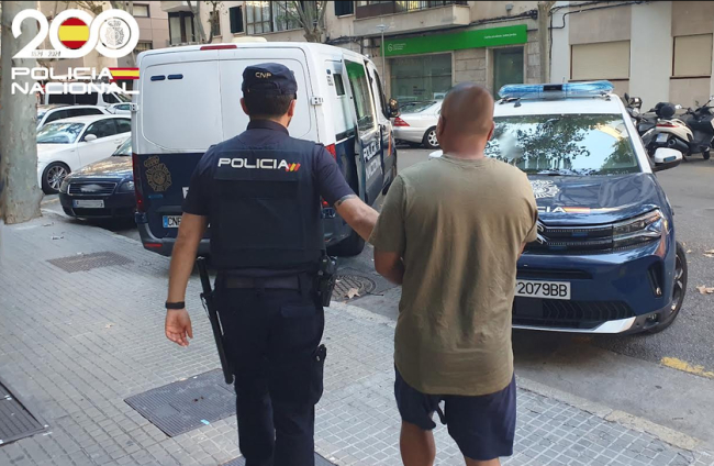 La Policía Nacional detiene a un hombre por agredir con una botella rota y robar dos teléfonos móviles a otro varón
