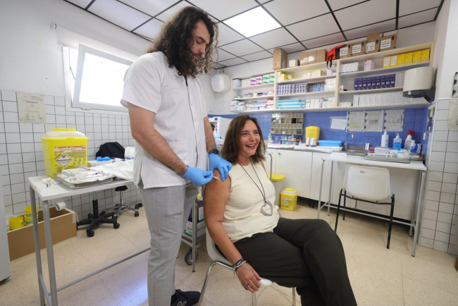 La consellera de Salud recibe la vacuna contra la gripe y anima a la ciudadanía a protegerse